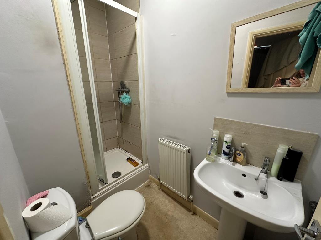 Lot: 127 - FLAT FOR INVESTMENT - Shower room with W.C.